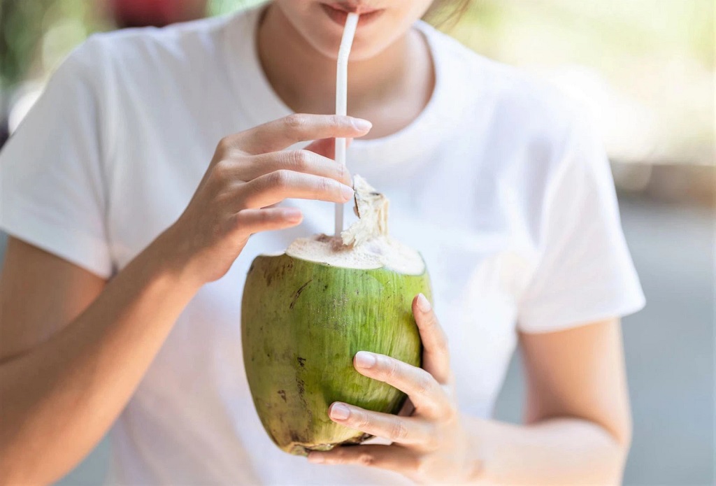 Đau bụng kinh có nên uống nước dừa-2